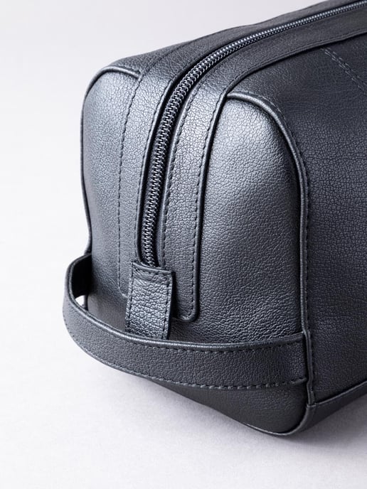 Discoverer Leather Washbag in Black