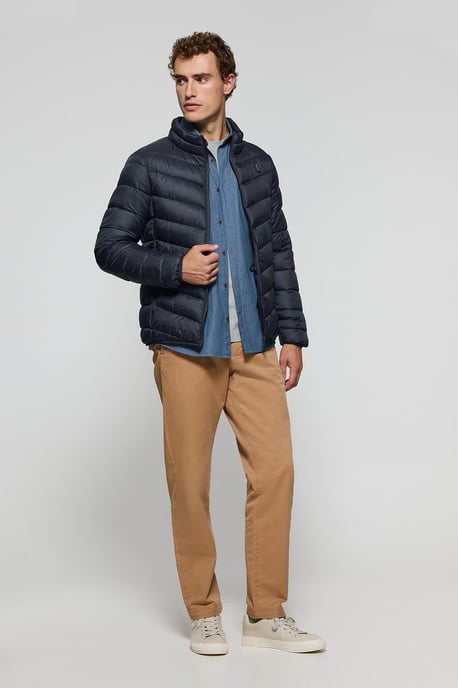 Ultralight-Jacke Chase marineblau mit Rigby Go Aufnäher - Image 1