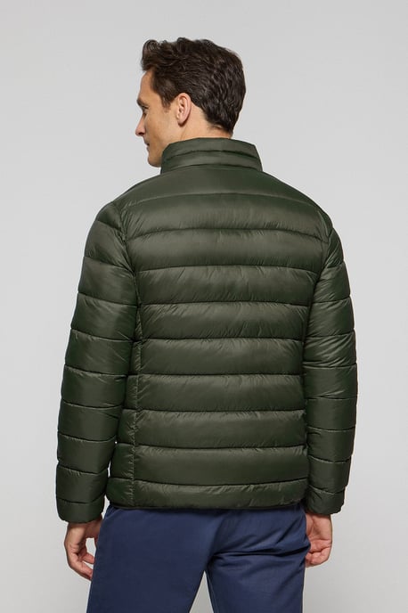 Ultralight-Jacke Chase dunkelgrün mit Rigby Go Aufnäher - Image 3