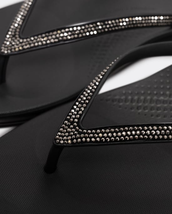 FitFlop Iqushion Sparkle Damen Gummizehenstegsandalen In Schwarz - Image 5