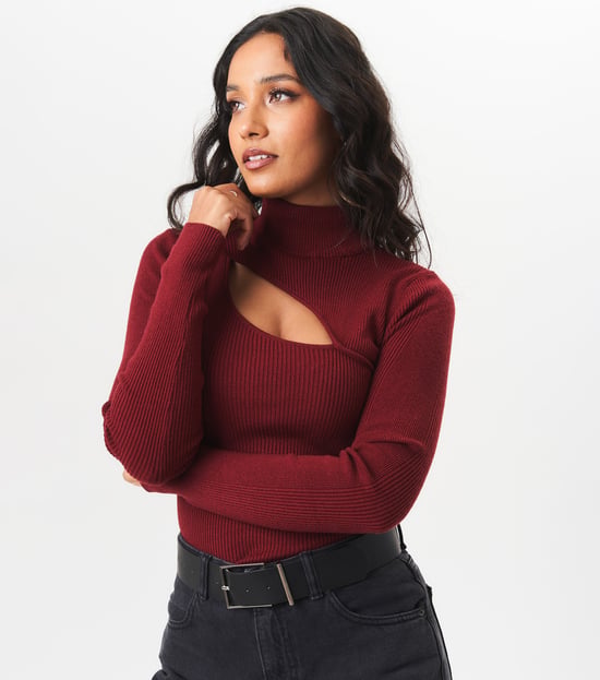 Burgunderfarbener Pullover mit hohem Ausschnitt und Cut-out-Detail - Image 3