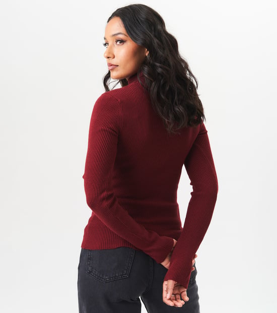 Burgunderfarbener Pullover mit hohem Ausschnitt und Cut-out-Detail - Image 4