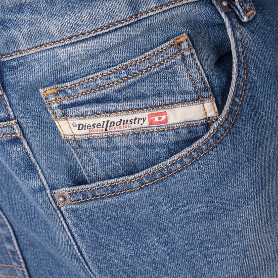 Diesel D-Yennox Tapered Fit Mittelblaue Jeans - Image 4