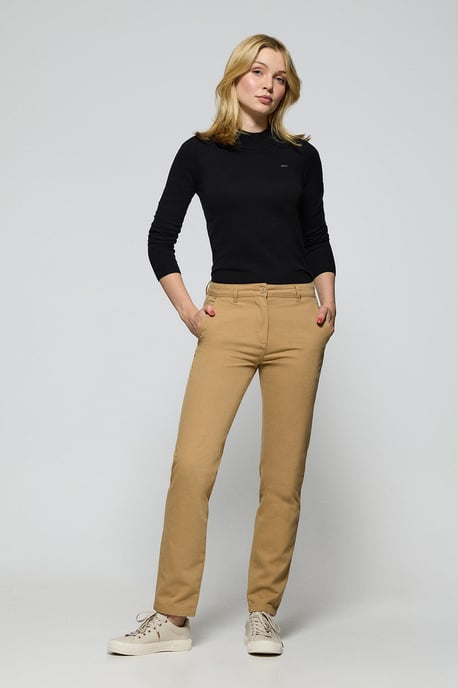 Chinohose May sandfarben mit minimalistischer Polo Club Stickerei auf der Tasche - Image 1