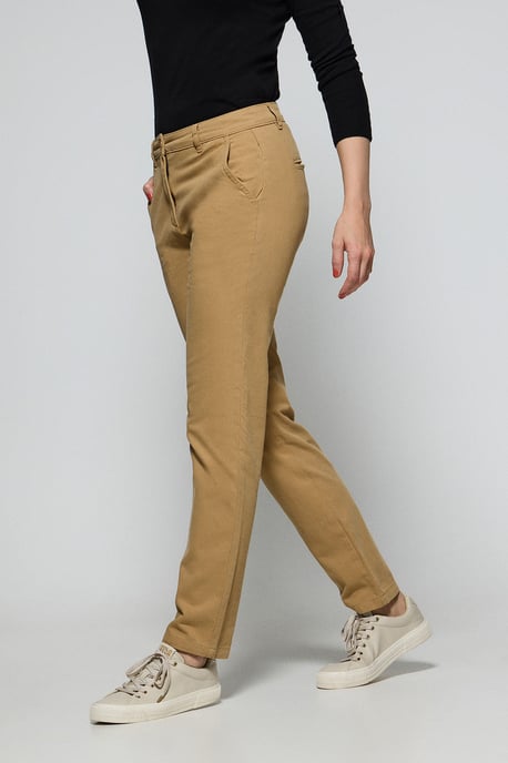Chinohose May sandfarben mit minimalistischer Polo Club Stickerei auf der Tasche - Image 3