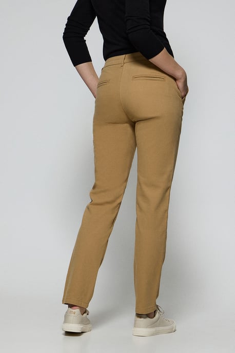 Chinohose May sandfarben mit minimalistischer Polo Club Stickerei auf der Tasche - Image 4