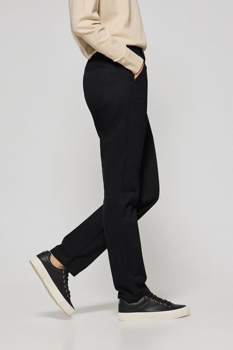 Chinohose May schwarz mit minimalistischer Polo Club Stickerei auf der Tasche - Image 3