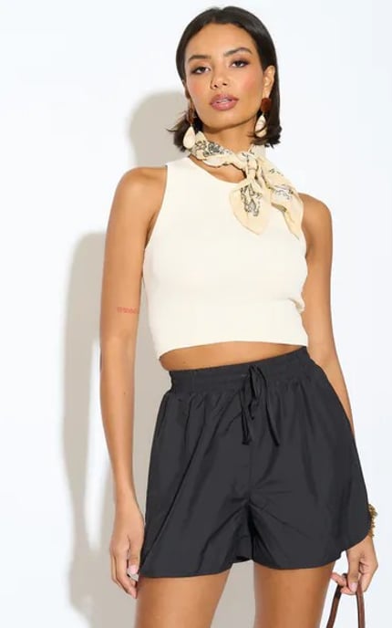 Schwarze elastische Shorts mit hoher Taille - Image 1
