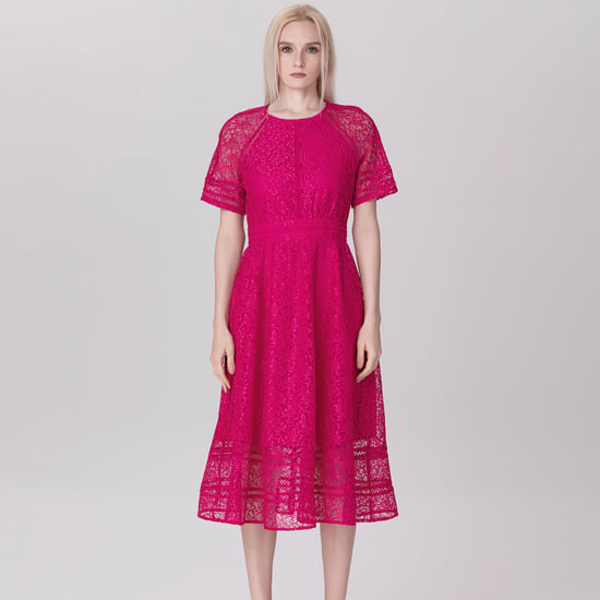 Ausgestelltes Kleid und Verzierungen ganz aus Spitze - Image 2