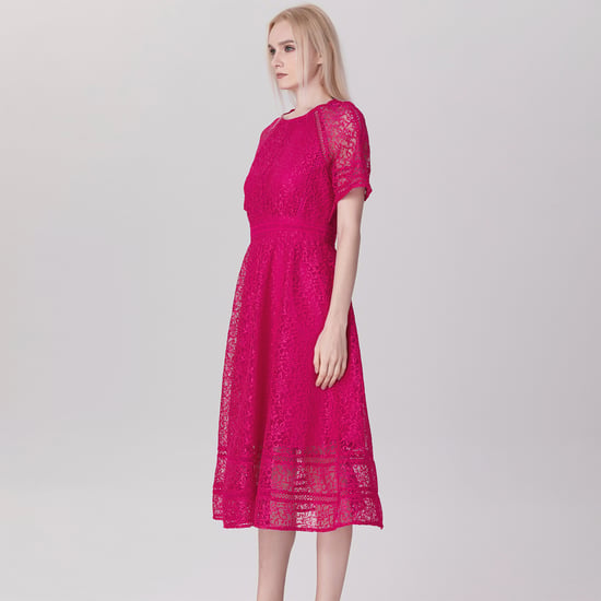 Ausgestelltes Kleid und Verzierungen ganz aus Spitze - Image 3