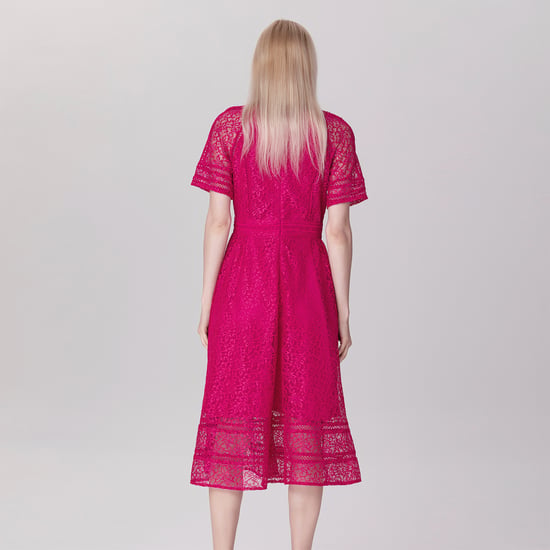 Ausgestelltes Kleid und Verzierungen ganz aus Spitze - Image 4