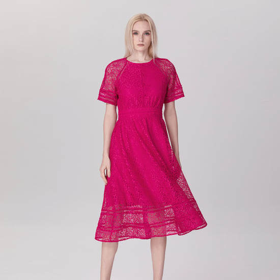 Ausgestelltes Kleid und Verzierungen ganz aus Spitze - Image 5