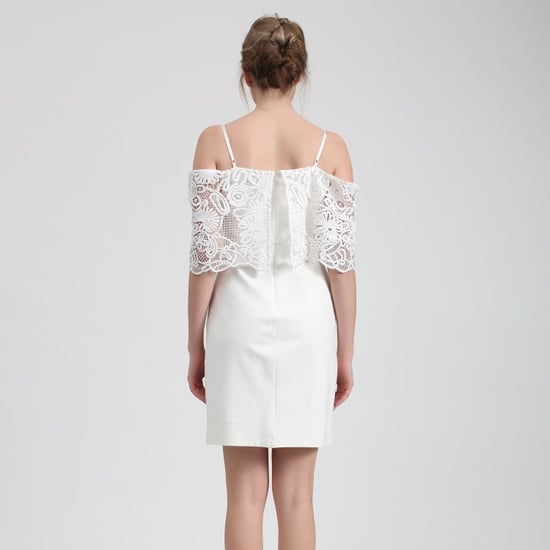 Schulterfreies Bardot-Minikleid mit Spitzenbesatz - Image 4