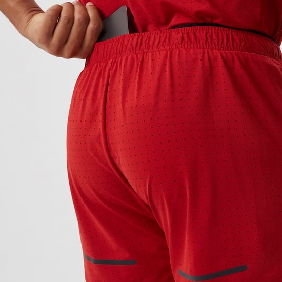 Luftdurchlässige und leichte perforierte Sportshorts für Herren - Image 4