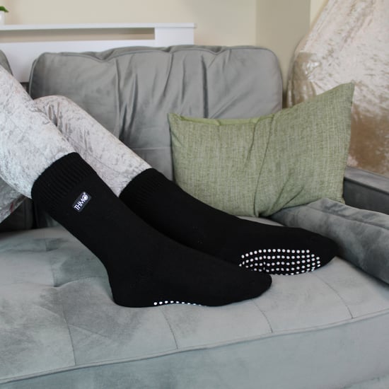 Kids Indoor Slipper Socken mit Greifern | THMO | Thick & Warm Comfort Loose Top Non Slip Thermal Socks - Black - Image 4
