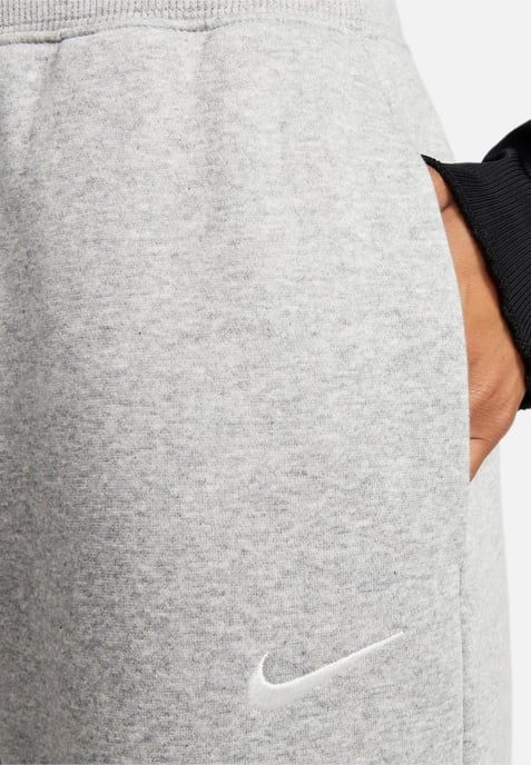 Nike Phoenix Fleece-Jogginghose für Damen mit weitem Bein in Grau - Image 3