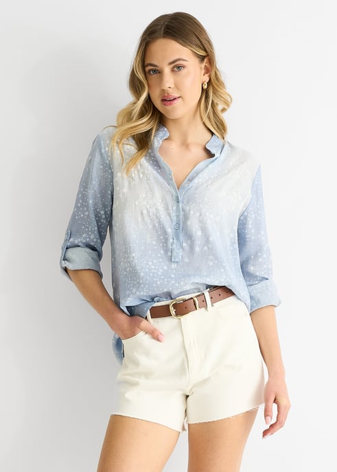 Blaues Top im Denim-Look mit aufgerollten Ärmeln und Übergröße - Image 1