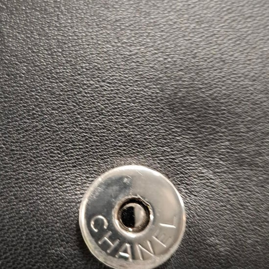 Chanel Old Medium Boy Perlenbesetzte Schultertasche aus schwarzem Kalbsleder - Image 6
