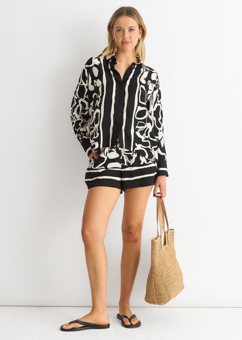 Mono Border Print Viskose Shirt in Übergröße - Image 1