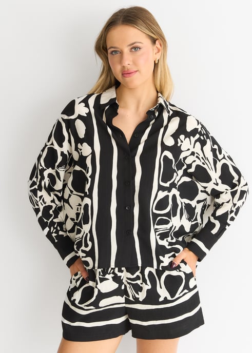 Mono Border Print Viskose Shirt in Übergröße - Image 3