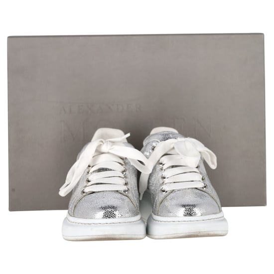 Alexander McQueen Oversized-Sneaker aus metallisch silbernem Leder - Image 2
