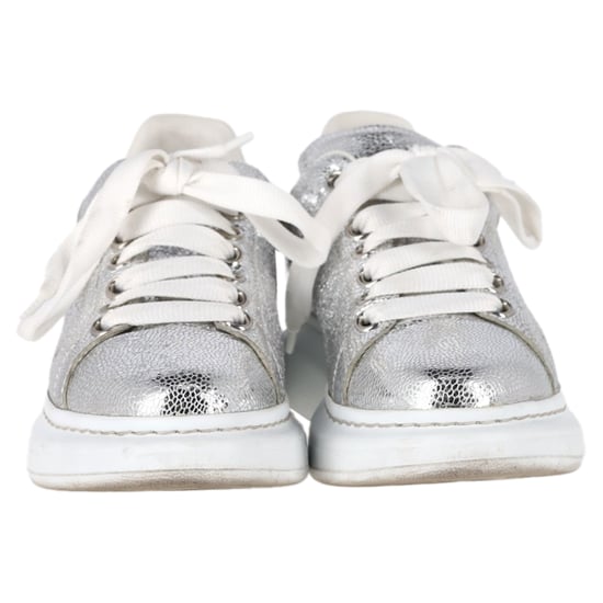 Alexander McQueen Oversized-Sneaker aus metallisch silbernem Leder - Image 3