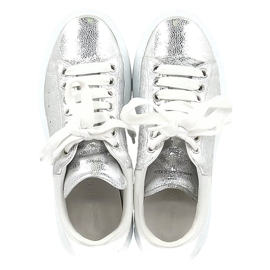 Alexander McQueen Oversized-Sneaker aus metallisch silbernem Leder - Image 4