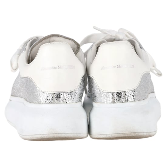 Alexander McQueen Oversized-Sneaker aus metallisch silbernem Leder - Image 6