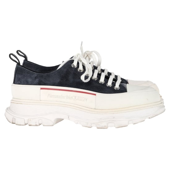 Alexander McQueen Tread Slick Sneakers aus schwarzem Wildleder - Image 1