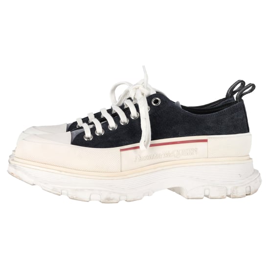 Alexander McQueen Tread Slick Sneakers aus schwarzem Wildleder - Image 4