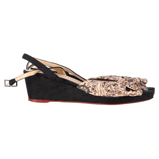 Charlotte Olympia Bedruckte Schleifen-Wedge-Sandalen aus Pfirsichsatin - Image 1