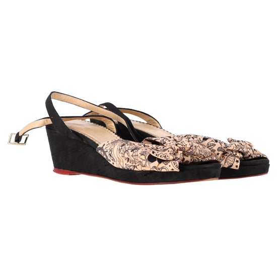 Charlotte Olympia Bedruckte Schleifen-Wedge-Sandalen aus Pfirsichsatin - Image 4