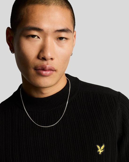 Lyle & Scott Gerippter Pullover mit Stehkragen - Schwarz - Image 4