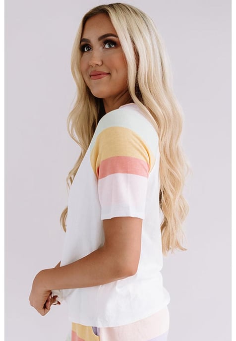 Weißes T-Shirt und Shorts Set mit Regenbogenstreifen - Image 2