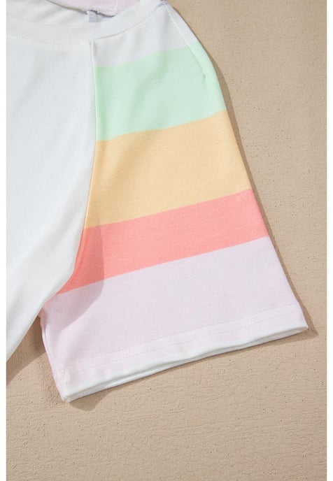 Weißes T-Shirt und Shorts Set mit Regenbogenstreifen - Image 3