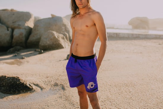GUGGEN Mountain Herren-Badeshorts mit Streifenmuster - Lila - Image 3