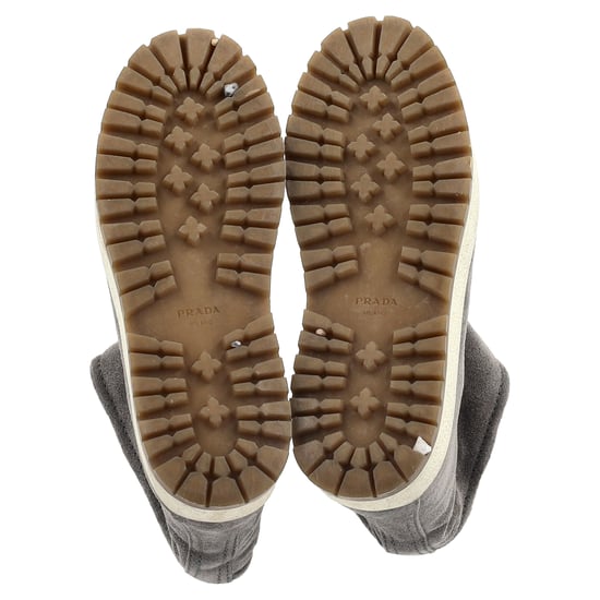 Prada Winterstiefeletten mit Lammfellfutter aus grauem Wildleder - Image 6