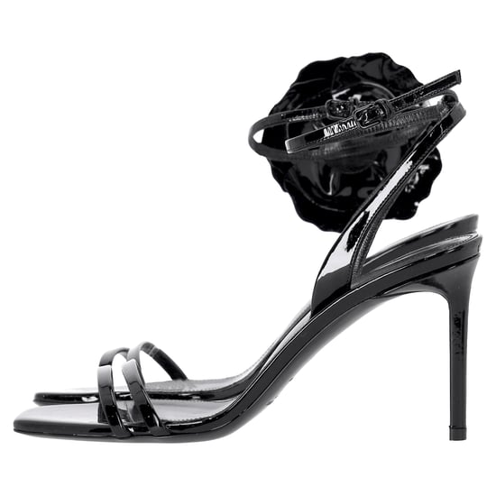 Saint Laurent Amber Flower-Corsage-Sandalen aus schwarzem Lackleder - Image 2