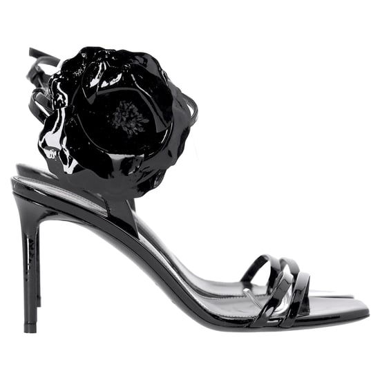 Saint Laurent Amber Flower-Corsage-Sandalen aus schwarzem Lackleder - Image 4