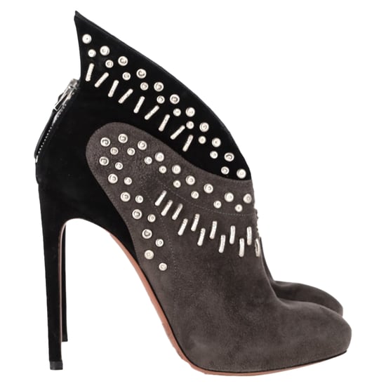 Alaïa – Geflügelte, verzierte Ankle Boots mit Absatz aus grauem und schwarzem Wildleder - Image 1