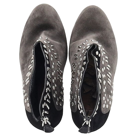 Alaïa – Geflügelte, verzierte Ankle Boots mit Absatz aus grauem und schwarzem Wildleder - Image 3