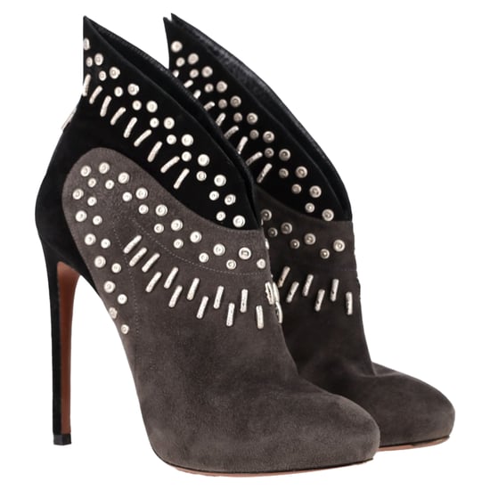 Alaïa – Geflügelte, verzierte Ankle Boots mit Absatz aus grauem und schwarzem Wildleder - Image 4