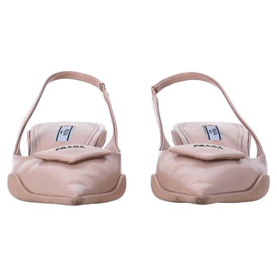 Prada Spazzolato Dreieck-Logo Spitz-Capri 45mm Slingback-Pumps aus beigem Leder - Image 3