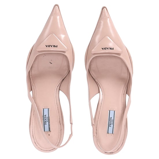 Prada Spazzolato Dreieck-Logo Spitz-Capri 45mm Slingback-Pumps aus beigem Leder - Image 5