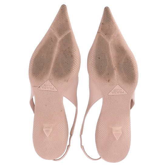 Prada Spazzolato Dreieck-Logo Spitz-Capri 45mm Slingback-Pumps aus beigem Leder - Image 6