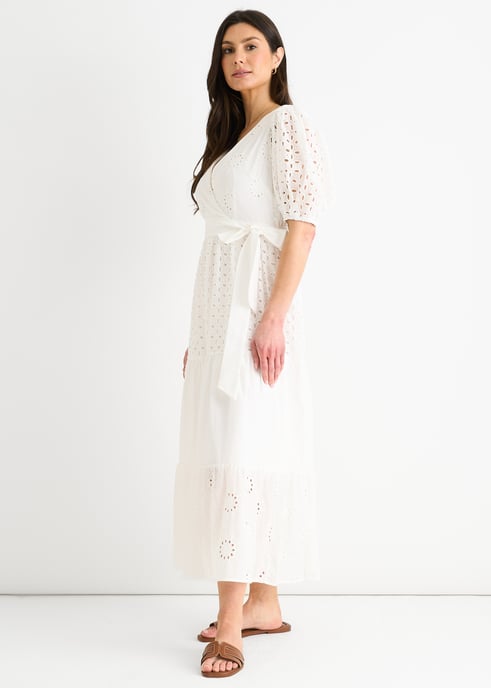 Weißes Broderie-Baumwollgürtel-Midikleid in Wickeloptik - Image 3