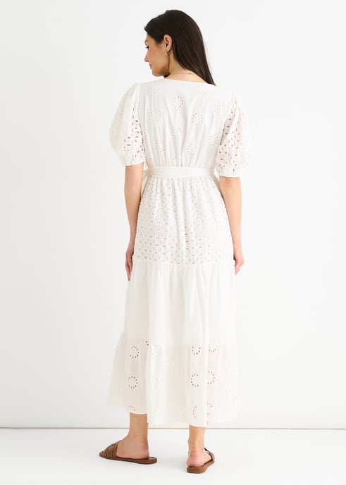 Weißes Broderie-Baumwollgürtel-Midikleid in Wickeloptik - Image 4