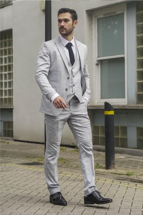 Grau karierter 3-teiliger Anzug für Herren im Tailored Fit - Image 2