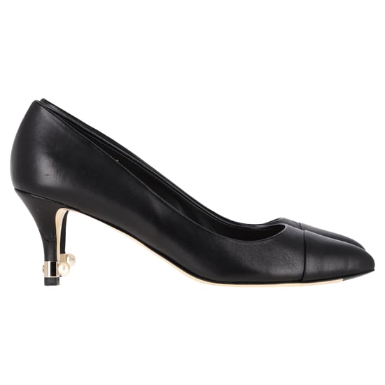 Chanel – Pumps mit CC-Logo und Kappe aus schwarzem Leder mit Perlendetail - Image 1