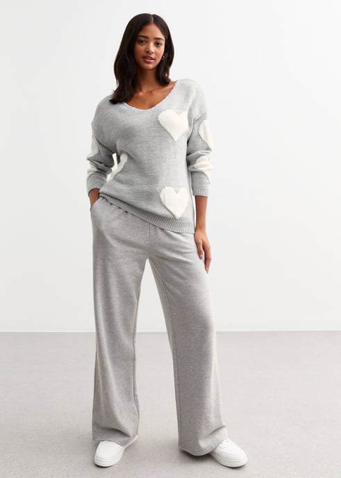 Grauer Pullover mit V-Ausschnitt und übergroßem Herzmuster - Image 1